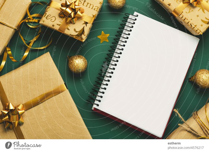 Frohe Weihnachten. Draufsicht auf Notebook mit Weihnachtsgeschenke und Weihnachtsdekorationen.Weihnachten Konzept Hintergrund Heiligabend Feier abstrakt