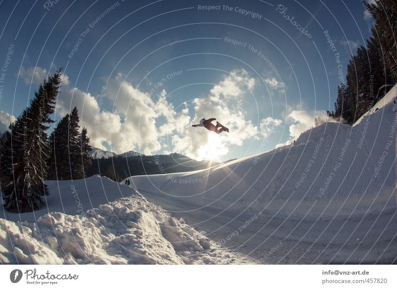 Superm Sport Wintersport Sportler Snowboard Umwelt Natur Himmel Wolken Sonne Sonnenlicht Alpen Berge u. Gebirge blau Aktion Superman springen Snowboarder