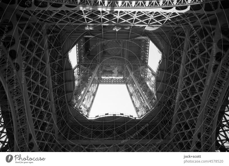 der Eiffelturm von unten gesehen Architektur Paris Monochrom Frankreich Tour d'Eiffel Wahrzeichen Sehenswürdigkeit Turm Bauwerk Froschperspektive Konstruktion