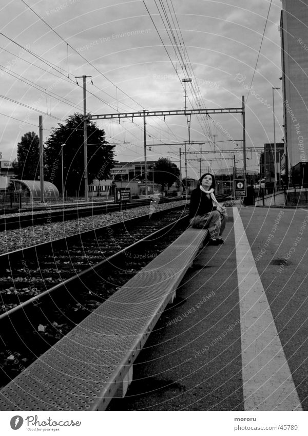 Geisterbahnhof Denken dunkle Stimmung Frau Schwarzweißfoto Bahnhof nachdenken bedrolich Geleise