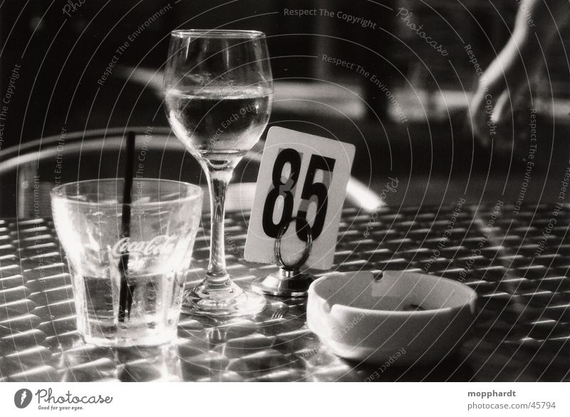 85 Getränk Restaurant Bar Aschenbecher ruhig Weinglas Schwarzweißfoto Alkohol Glas Wasser