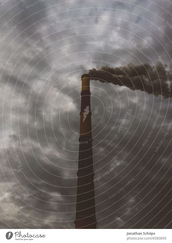 düsterer Wolkenhimmel hinter rauchender Esse in Chemnitz Umweltverschmutzung CO2-Ausstoß Luftverschmutzung Kohlekraftwerk Energiewirtschaft Heizkraftwerk Nord