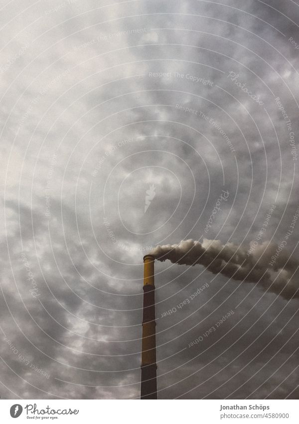 düsterer Wolkenhimmel hinter rauchender Esse in Chemnitz CO2-Ausstoß Kohlekraftwerk Energiewirtschaft Heizkraftwerk Nord bedrohlich Angst dreckig Elektrizität