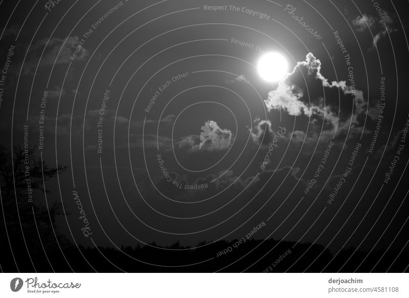 Die Sonne kommt hinter einer Wolke hervor. Eine unbekannte Silhouette tritt daraus hervor. Sonnenlicht Licht Sommer Himmel Menschenleer Natur Umwelt Horizont