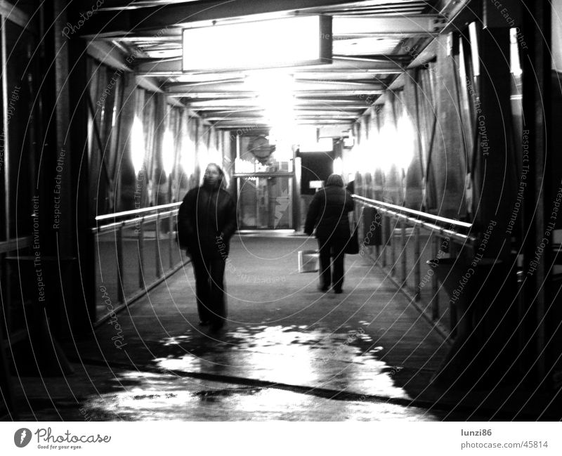 Über-gang Fußgänger frontal Mensch feucht Reflexion & Spiegelung Langzeitbelichtung Graz Tunnel dunkel nass Licht grell Nacht Regen Durchgang Brücke Angst Panik
