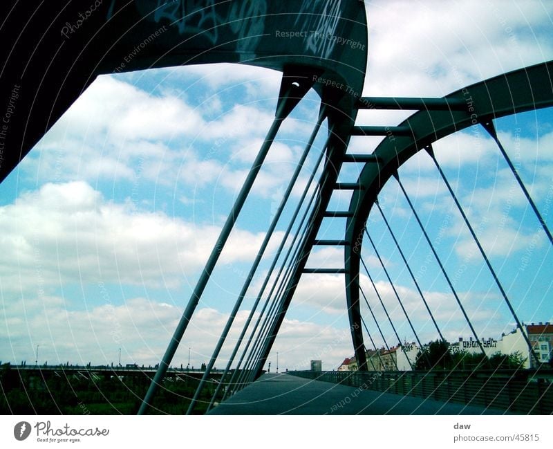 Berlin_Brücke Konstruktion Wolken Prenzlauer Berg Perspektive Wedding alter Mauerstreifen