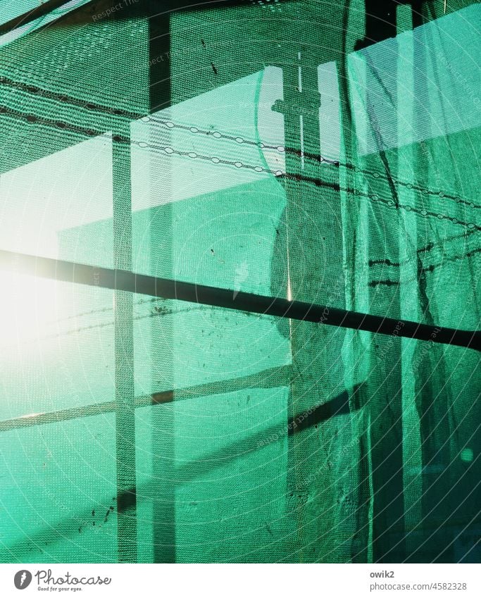 Grellgrüne Bauplane Nahaufnahme Gewebe Gerüst Sonnenlicht Außenaufnahme geheimnisvoll Abdeckung Detailaufnahme Strukturen & Formen Kunststoff Netz Licht