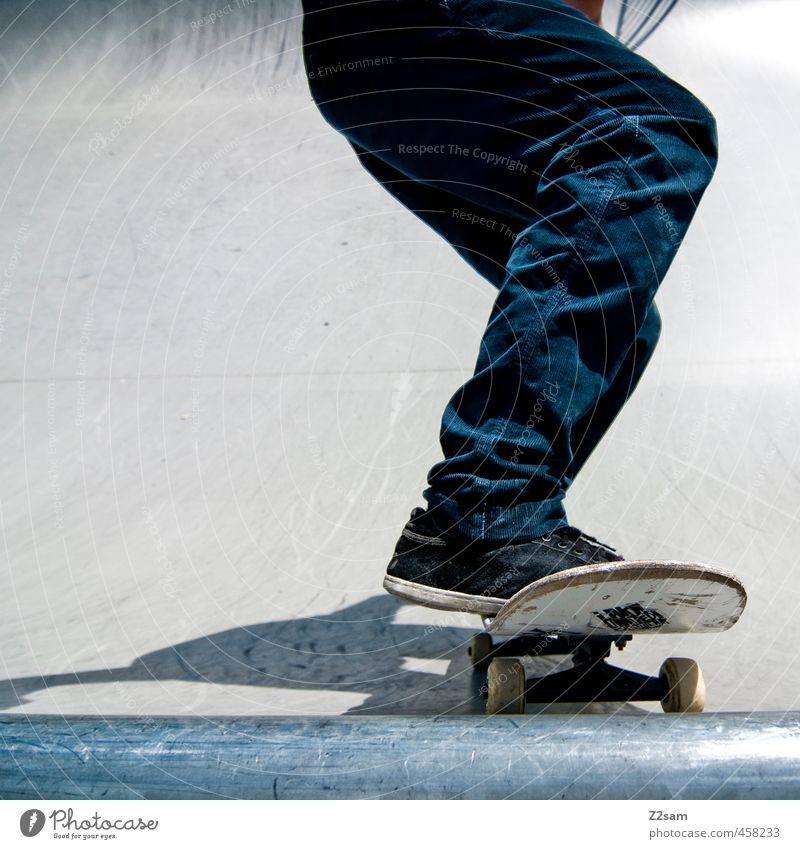 Drop in! Lifestyle Stil sportlich Skateboarding Beine 1 Mensch Halfpipe Sportpark Hose Turnschuh fahren Coolness trashig Stadt blau Mut Entschlossenheit