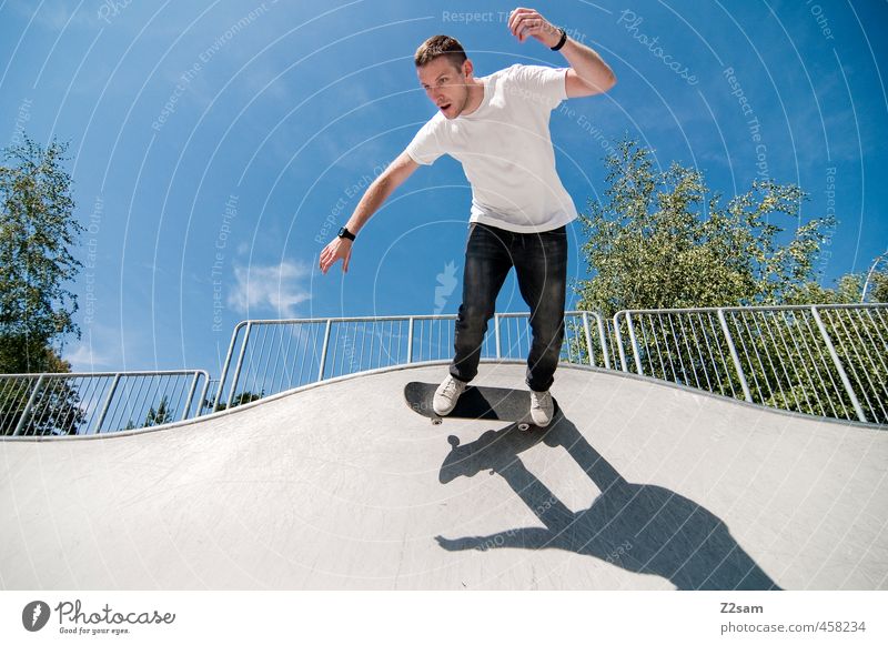 Auf die alten Tage! Lifestyle Stil sportlich Sport Skateboarding Funsport Junger Mann Jugendliche 18-30 Jahre Erwachsene Himmel Sommer Schönes Wetter Sportpark