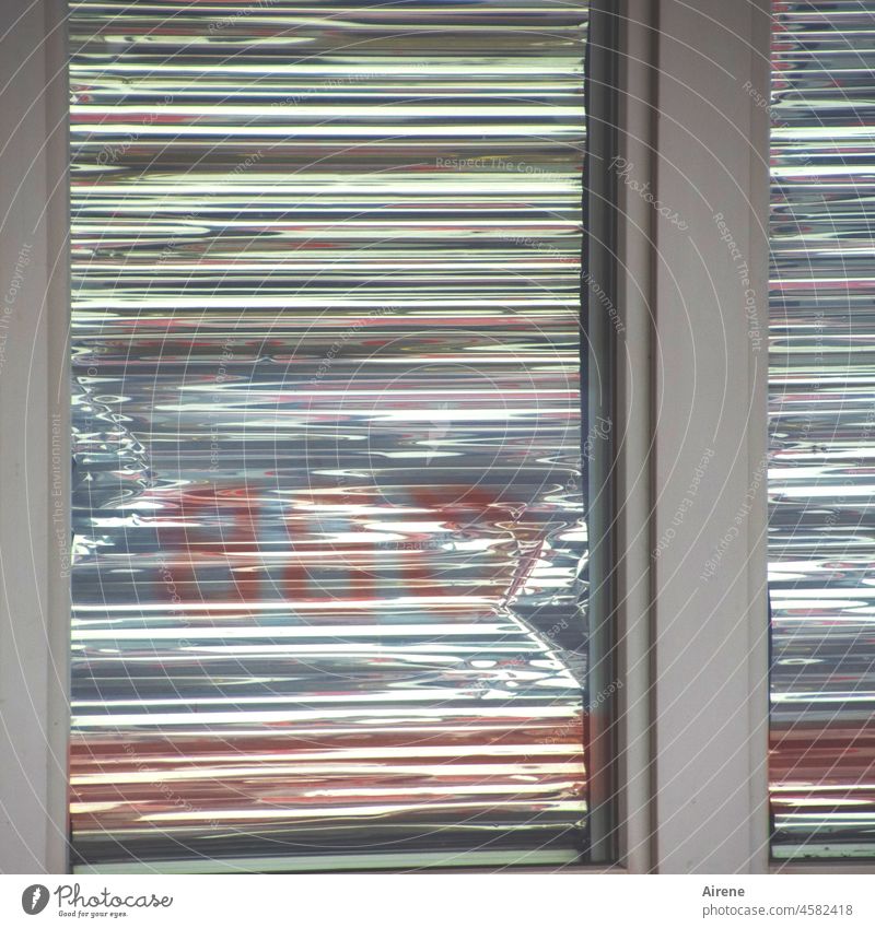 Schalterschluss Jalousien geschlossen Fenster Bahnschalter Fahrkartenschalter silbern glitzern bunt schillern vielfarbig pastell Streifen Silberfolie Fassade