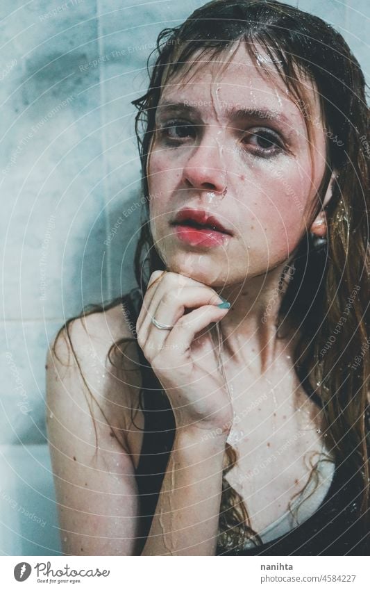 Künstlerisches Porträt Einer Jungen Frau Unter Der Dusche Ein Lizenzfreies Stock Foto Von