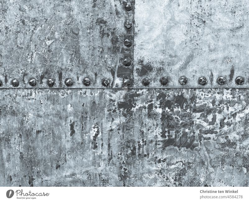 Detailaufnahme von Muster und Strukturen auf genieteten Metallplatten an einer Tür Strukturen & Formen Hintergrundbild schwarzweiß monochrom Schwarzweißfoto
