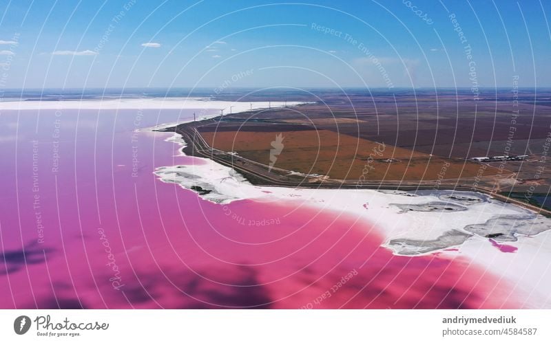 Luftaufnahme des rosafarbenen Sees mit Salzufer und kleinen Inseln mit Kopierraum in der Ukraine Single Antenne Ansicht oben rosa See rot Roter See