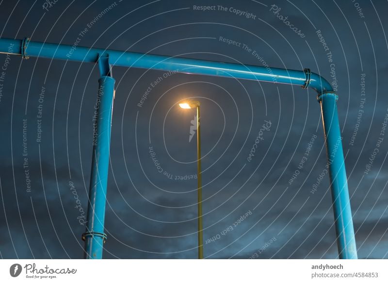 Tor aus einer Wasserleitung mit einer Straßenlaterne abstrakt aqua blau Großstadt Sauberkeit übersichtlich Wolkenlandschaft Konstruktion Baustelle Textfreiraum
