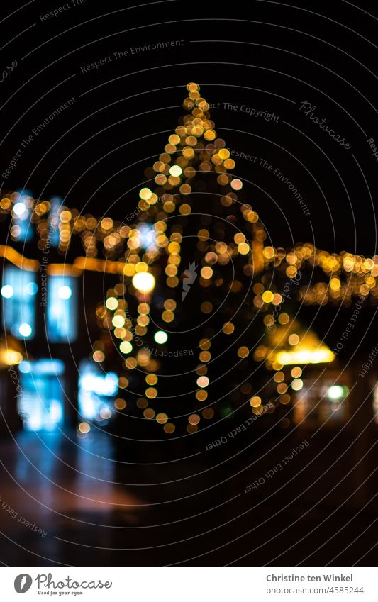 Geschmückter Tannenbaum und Lichterketten in der Stadt. Weihnachtsbaum Baumschmuck Vorfreude Weihnachtsdekoration Tradition Glanz glänzen leuchten