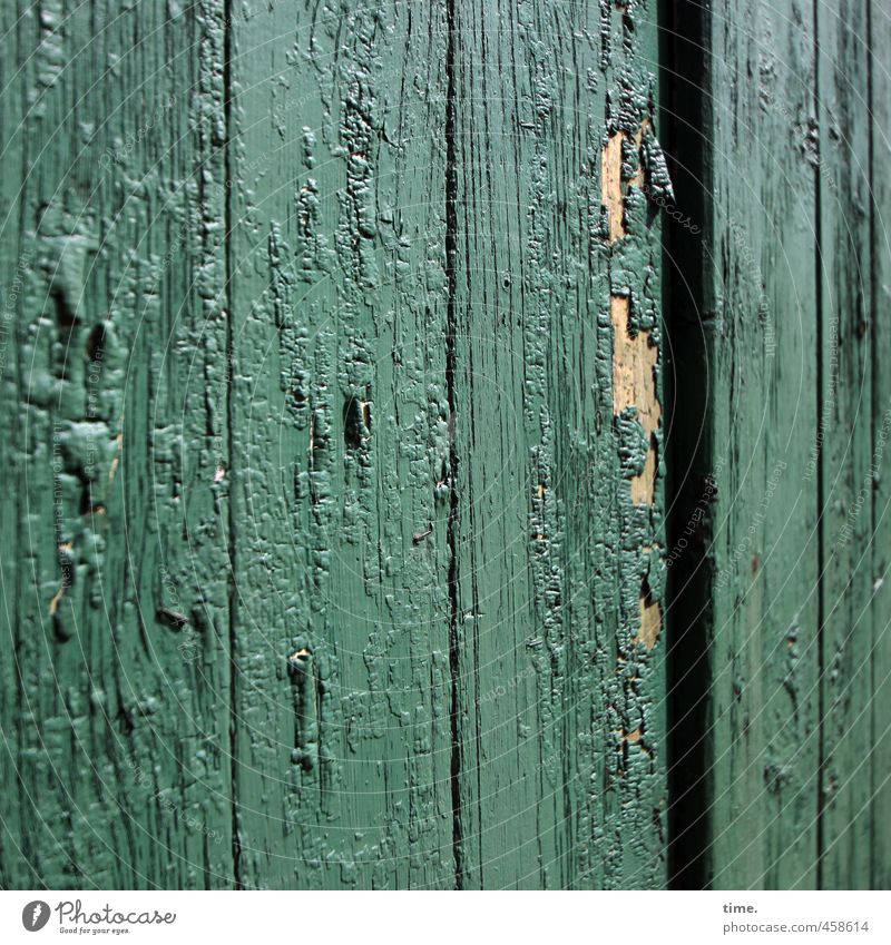 Lack muss Stall Bauernhof Tür Tor lackiert Riss Holz Kunststoff eckig einfach historisch kaputt trashig trocken Wahrheit Ordnungsliebe Traurigkeit Sorge Trauer