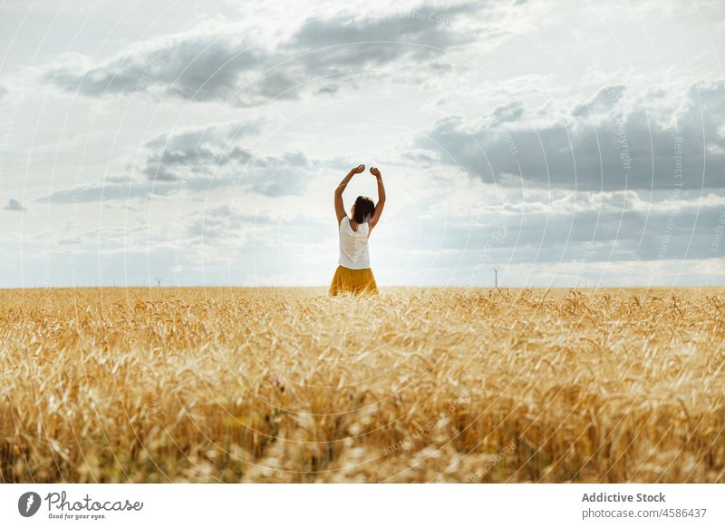 Anonyme Frau im Weizenfeld stehend Feld Natur Landschaft Sommer ländlich Rock natürlich Schonung brünett Windstille Himmel wolkig Pflanze friedlich Wiese Dame