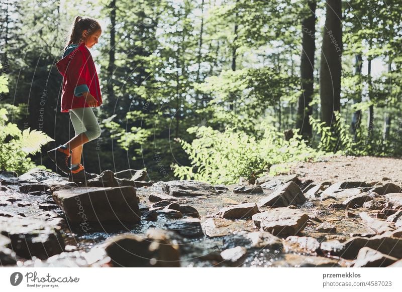 Kleines Mädchen, das in den Bergen spazieren geht und seine Sommerferien in der Natur verbringt Abenteuer Ausflug reisen wandern Kind Urlaub Trekking aktiv