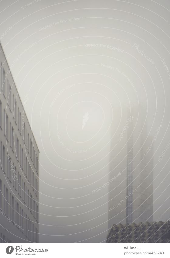 nebelbildung... Nebel Chemnitz Stadt Haus Hochhaus Bauwerk Gebäude Architektur Fenster grau trist Gedeckte Farben Außenaufnahme Menschenleer Textfreiraum oben