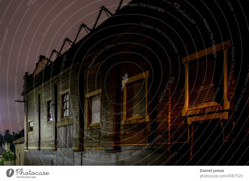Verlassenes Lagerhaus bei Nacht Lagerhalle verfallen urban Straßenbild Baustein geheimnisvoll alt Architektur Gebäude Wand Sydney Menschenleer Farbe Fassade