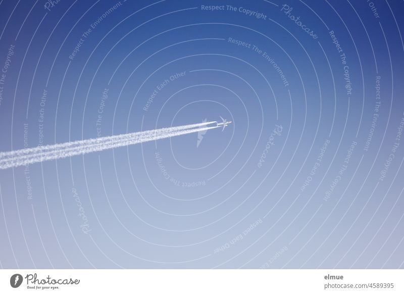 Allen einen guten Flug nach 2022 ! / Flugzeug mit Kondesstreifen am blauen Himmel / Fernweh Kondensstreifen CO2-Ausstoß CO2-Fußabdruck fliegen Chemtrails