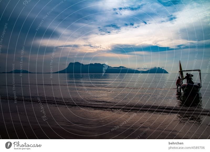 treiben lassen Meer Wasser Insel Berge u. Gebirge träumen Farbfoto Idylle romantisch Romantik Sonnenaufgang Sonnenuntergang Licht Außenaufnahme Sarawak