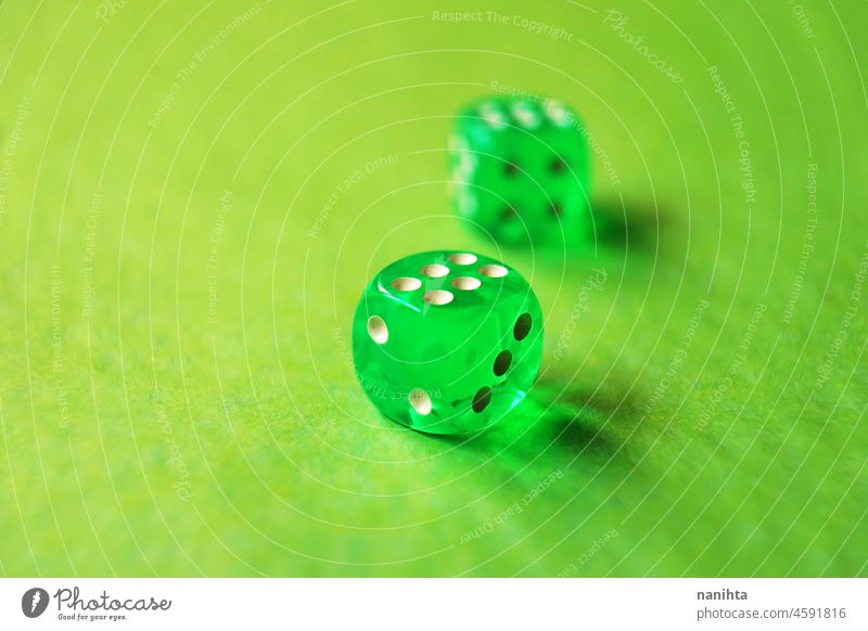 Eine lebendige monochromatische Makro mit Tiefenschärfe über zwei grüne Glas Glücksspiel Würfel mit zwei Glückszahl sechs auf grünem Hintergrund. Spiel Wette