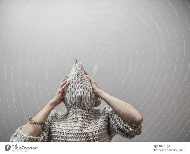 Übergroßer Pullover über den Kopf gezogen Strickpullover Mensch Bekleidung Wärme Mode Erwachsene feminin weich gestrickt Frau Oberkörper Stil Wolle stricken