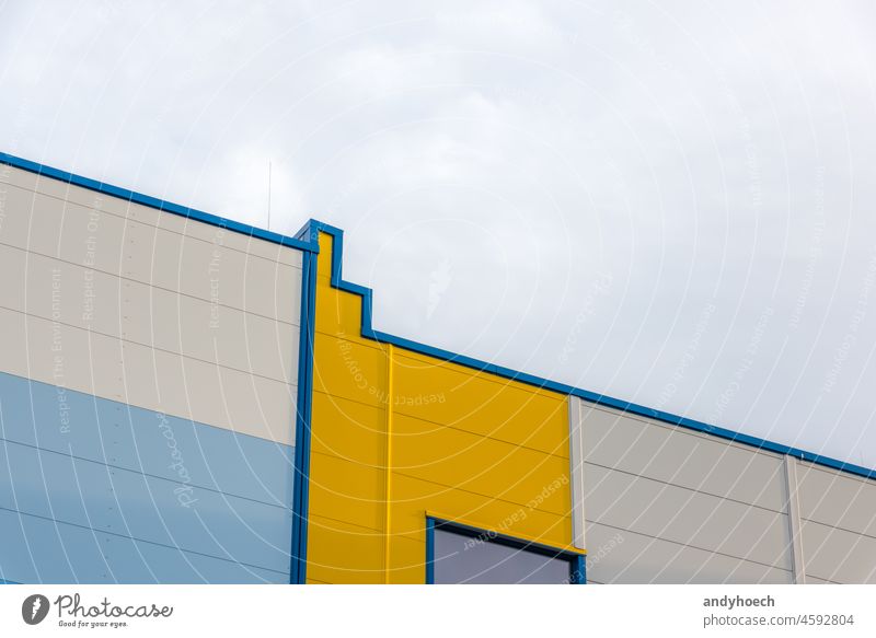 Die Stufe im Dach der bunten Fassade architektonisch Architektur Hintergrund blau Gebäude Business Wolken Farbe farbenfroh Leiterbahn Konstruktion Textfreiraum