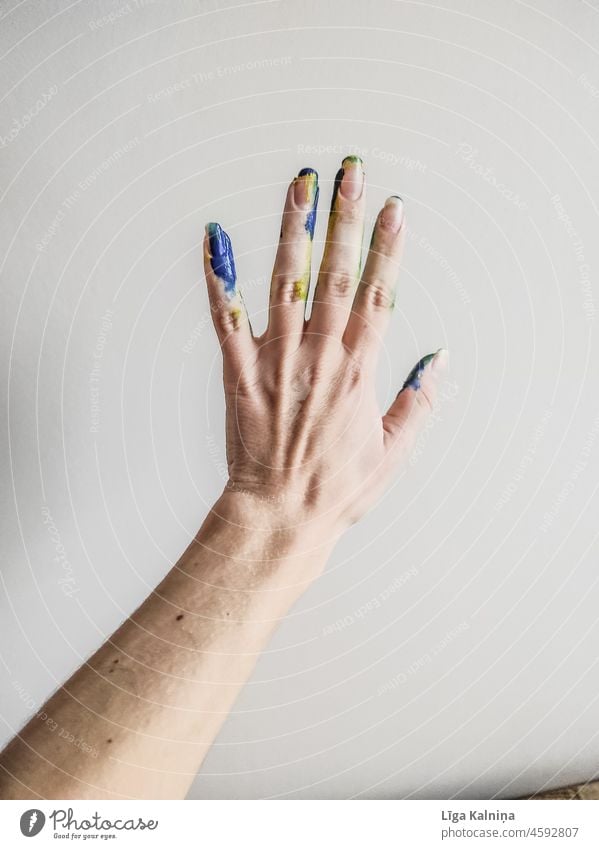 Bemalte Hand Hände Kinderhände Mädchen Finger Mensch Arme Anstreicher gemalt malen Farbe streichen Künstler Kunst mehrfarbig Kreativität Innenaufnahme Kunstwerk