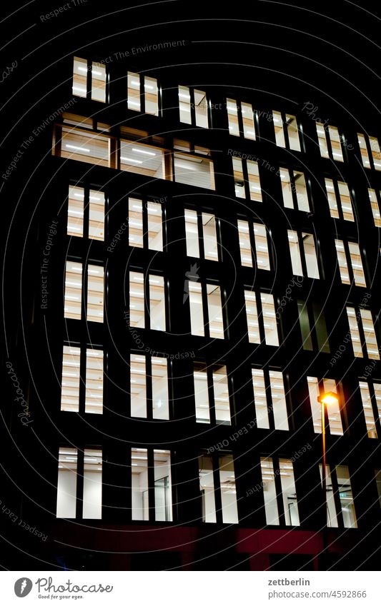 Häßlicher Neubauklotz in der Nacht abend architektur berlin büro city deutschland dunkel dämmerung fassade fenster froschperspektive hauptstadt haus himmel