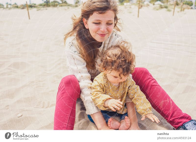 Junge Mutter spielt mit ihrem Baby im Sand Mama Familie Mutterschaft Urlaub Fröhlichkeit Glück spielen spielerisch Spaß lustig Kindheit Elternschaft