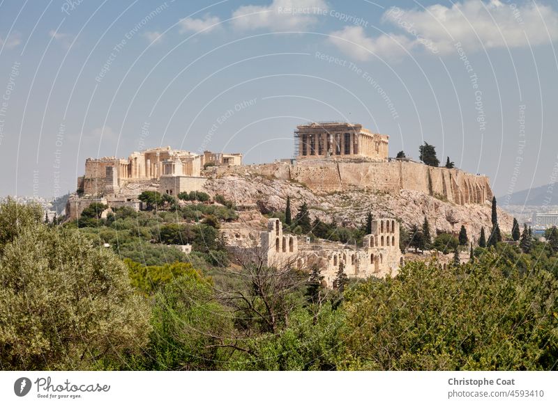 Die Akropolis von Athen ist eine antike Zitadelle auf einem Felsvorsprung über der Stadt, in der sich die Ruinen vieler antiker Gebäude von großer architektonischer und historischer Bedeutung befinden, darunter der Parthenon.