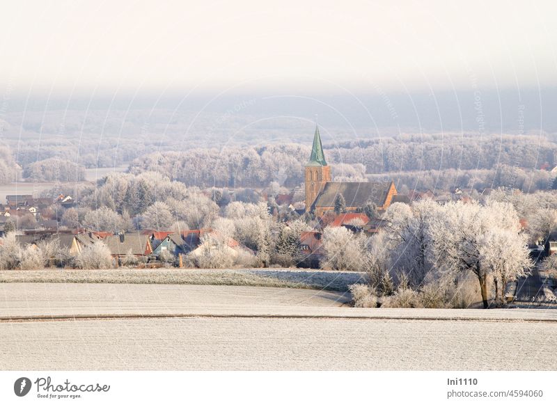 Wintertraum Raureif auf Feldern, Bäumen und Dächern, Blick auf die Kirche im Dorf Jahreszeit Winterstimmung Winterzauber Frost Häuser Kirchturm Eiskristalle
