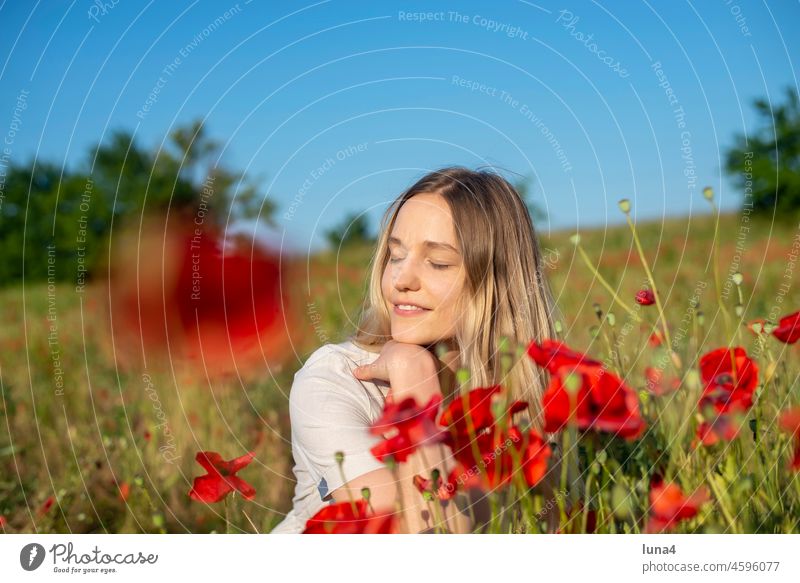 junge Frau genießt Sonne im Mohnfeld genießen sonnen lächeln lachen sinnlich anmutig Wiese Blumenwiese glücklich fröhlich hübsch Auszeit Glück Freude Frühling