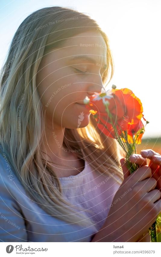 junge Frau mit Blumenstrauß  im Mohnfeld riechen Mohnblumen sinnlich duften anmutig Wildblumen hübsch Wiese glücklich fröhlich Auszeit Glück Freude Porträt