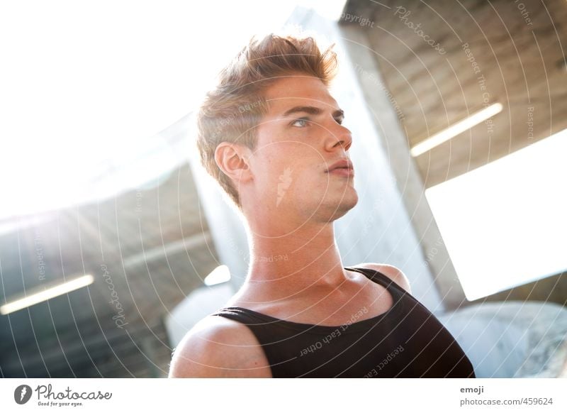 \ maskulin Junger Mann Jugendliche Gesicht 1 Mensch 18-30 Jahre Erwachsene schön Farbfoto Außenaufnahme Tag Licht Sonnenstrahlen Gegenlicht