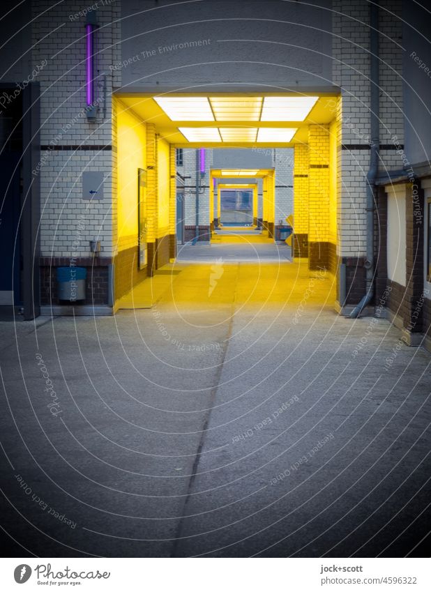 beleuchteter Übergang vom Vorderhof zu den Hinterhöfen Hinterhof Architektur Berlin-Mitte Neonlicht gelb Gebäude Denkmalschutz Beleuchtung Durchfahrt Durchgang