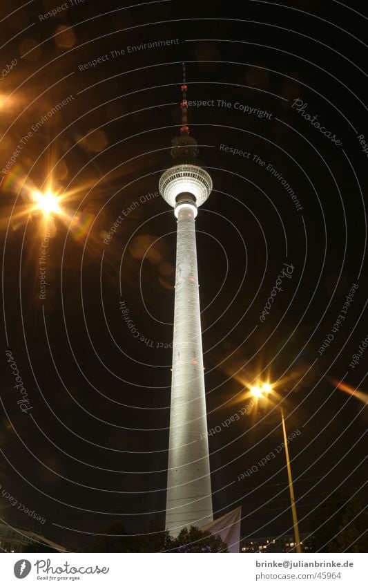 Berlin Berlin Funktechnik dunkel Außenaufnahme Langzeitbelichtung Fernsehen Himmel Licht Turm fernsehn hell julian brinke Deutschland time bulb exposure sky