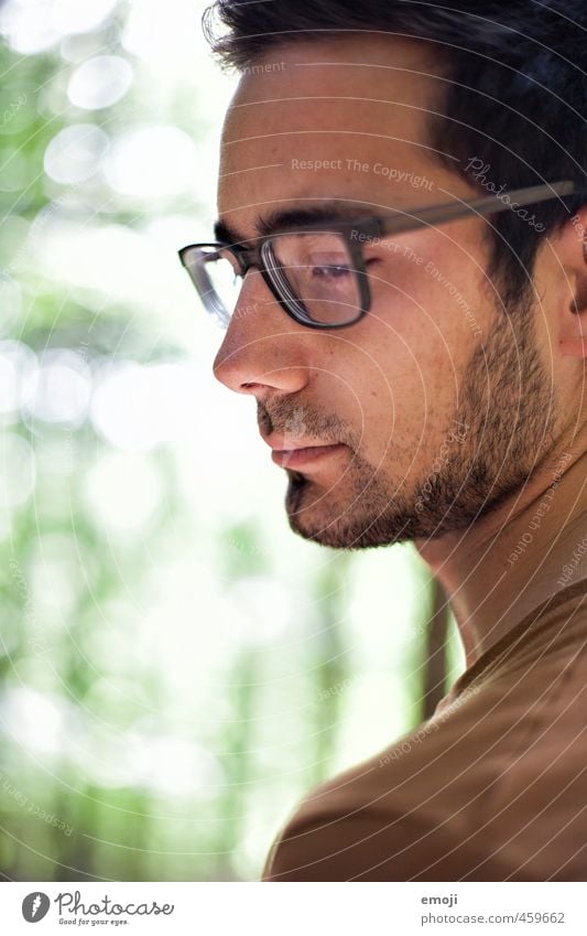 bebrillt maskulin Junger Mann Jugendliche 1 Mensch 18-30 Jahre Erwachsene Brille Dreitagebart schön Farbfoto Außenaufnahme Tag Schwache Tiefenschärfe Profil