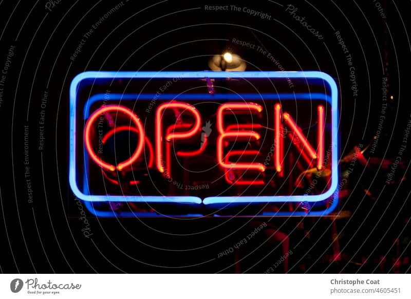 Nahaufnahme einer Neonröhre in Form eines blauen Rechtecks und des Wortes "open" in Rot. offenes Schild neonfarbig Zeichen Ladenschild beleuchtet