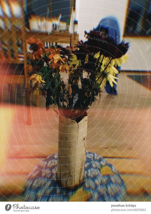 bunter Blumenstrauß in Vase auf Tisch mit Lightleak vintage retro lightleak analog Lichteinfall Light leak Filmmaterial Nahaufnahme Farbfoto Menschenleer