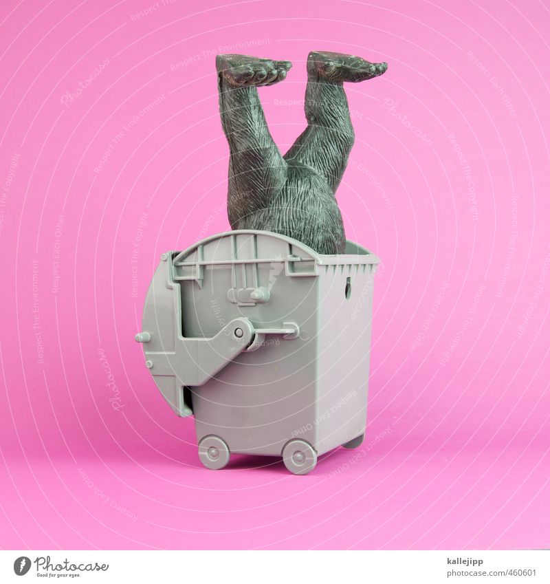 i shot the sheriff Tier Kunst Müllbehälter rosa Affen Gorilla Spielzeug Statue stecken Geschwindigkeit Gully Recycling Container Fuß Farbfoto mehrfarbig
