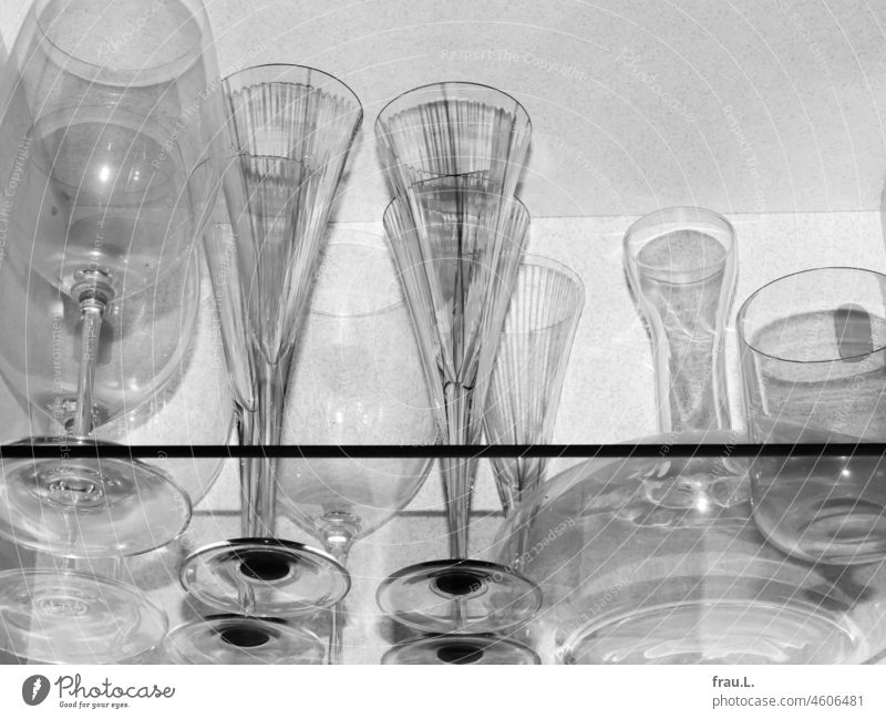 Gläser im Schrank Glas Schrankfach Sektkelch Weinglas geblitzt Reflexion & Spiegelung Rotweinglas Dekantierkaraffe Wasserglas Glasscheibe