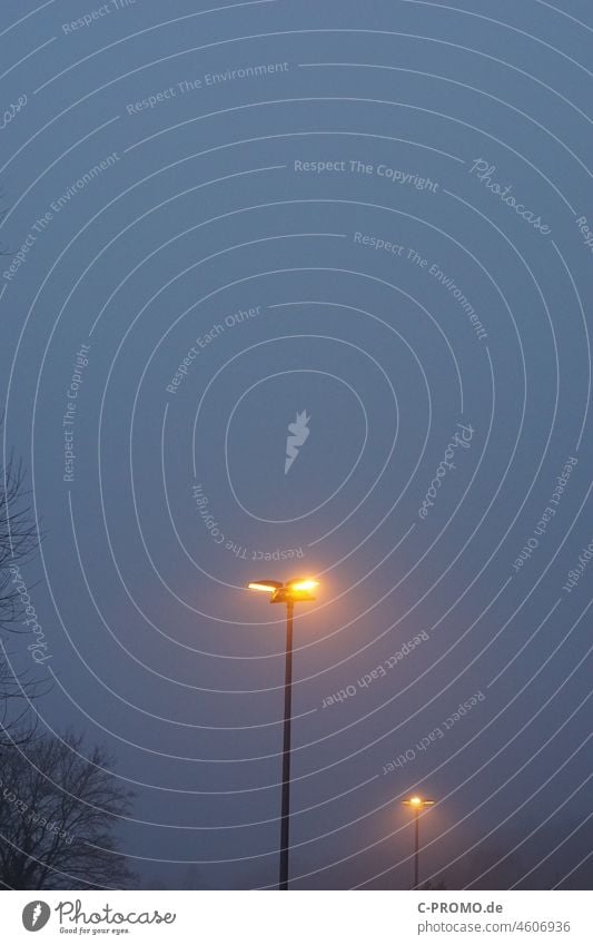 Laterne in Dämmerung und Nebel Licht Textfreiraum Außenaufnahme Straßenbeleuchtung Menschenleer Laternenpfahl Beleuchtung Himmel
