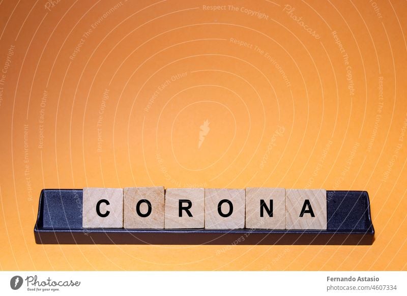 Coronavirus. Covid-19 mit Buchstaben geschrieben. Oranger Hintergrund und Platz für Text. Horizontale Fotografie. Krankheit Virus Seuche Pandemie medizinisch