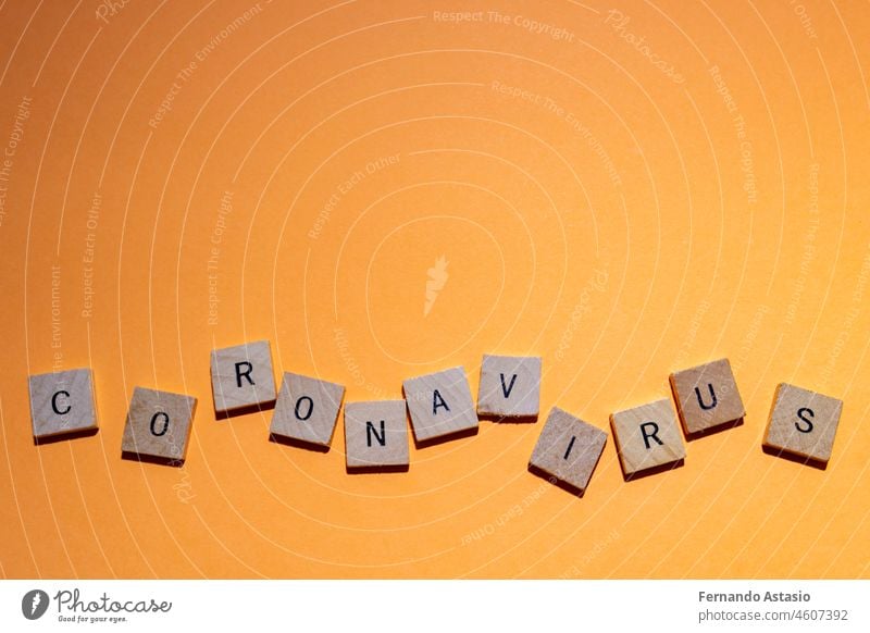 Coronavirus. Covid-19 mit Buchstaben geschrieben. Oranger Hintergrund und Platz für Text. Horizontale Fotografie. Krankheit Virus Seuche Pandemie medizinisch