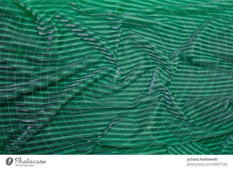 grüner Samtstoff als Hintergrund teuer elegant Textfreiraum weich glänzend Bekleidung Streifen Design Stil modern Mode Kontrast Satin edel Falte Textilien