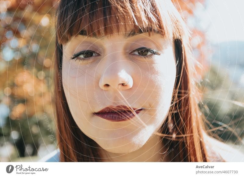 Portrait Nahaufnahme einer lächelnden Frau mit roten Haaren. Youngster indie hipster Konzept Person Lächeln Behaarung Porträt weiß jung attraktiv Schönheit