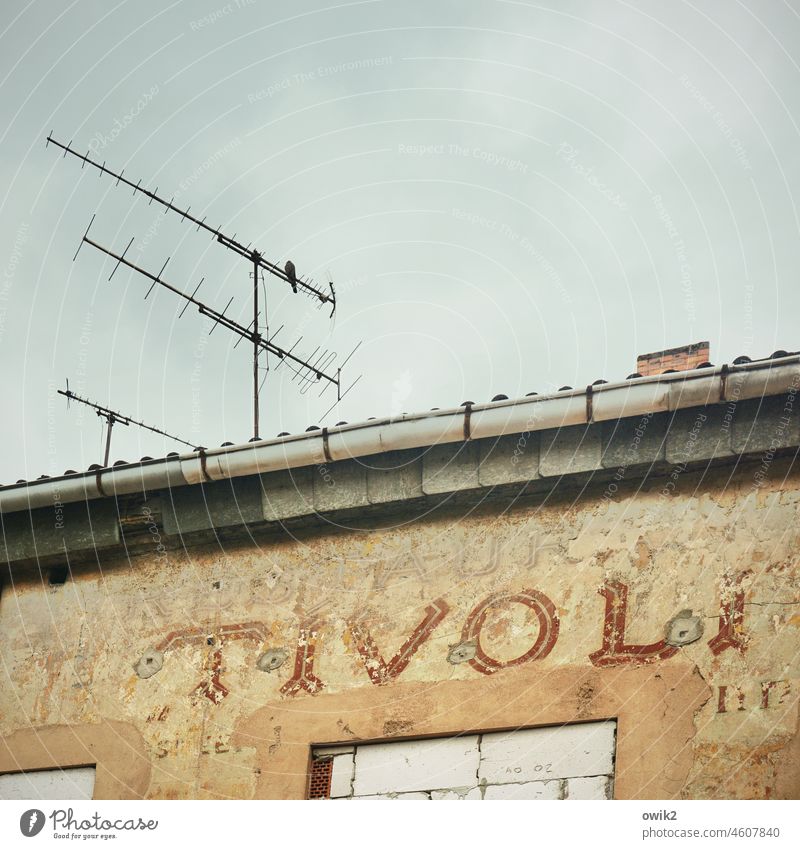 Außenstelle Tivoli Restaurant Haus alt verfallen Aufschrift früher historisch Antenne Fernsehantenne Dankante Dachrinne Wolken abblättern Fassade Typographie